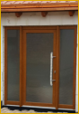 Kunststoffhaustür mit zwei festen Seitenteilen Golden Oak
